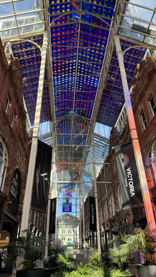 Did you know ✨  The mouth blown, stained glass ceiling cascading above Queen Victoria Street, was the largest work of stained glass in the world at the time of its completion in 1990.  The piece remains the largest single work of stained glass in Great Britain and the largest stained glass roof in Europe ❤️