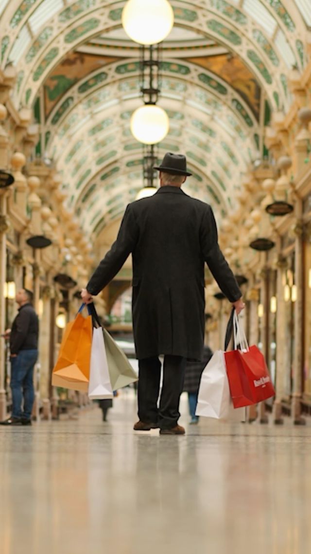 Could this be the most beautiful shopping arcade in the UK? 🛍️  With fashion to fall for and homeware designed to help you embrace the cosy season, you’d be forgiven for over-indulging this autumn 🍂 lucky we have our dedicated Guest Experience team on-hand who are there to make sure your trip goes smoothly… and they’ll even give you a hand with all your bags.  🎥📍: County Arcade, Victoria Quarter, #Leeds