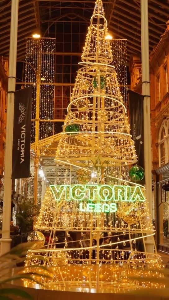 Step into Christmas and catch the Festive magic here at Victoria Leeds ✨